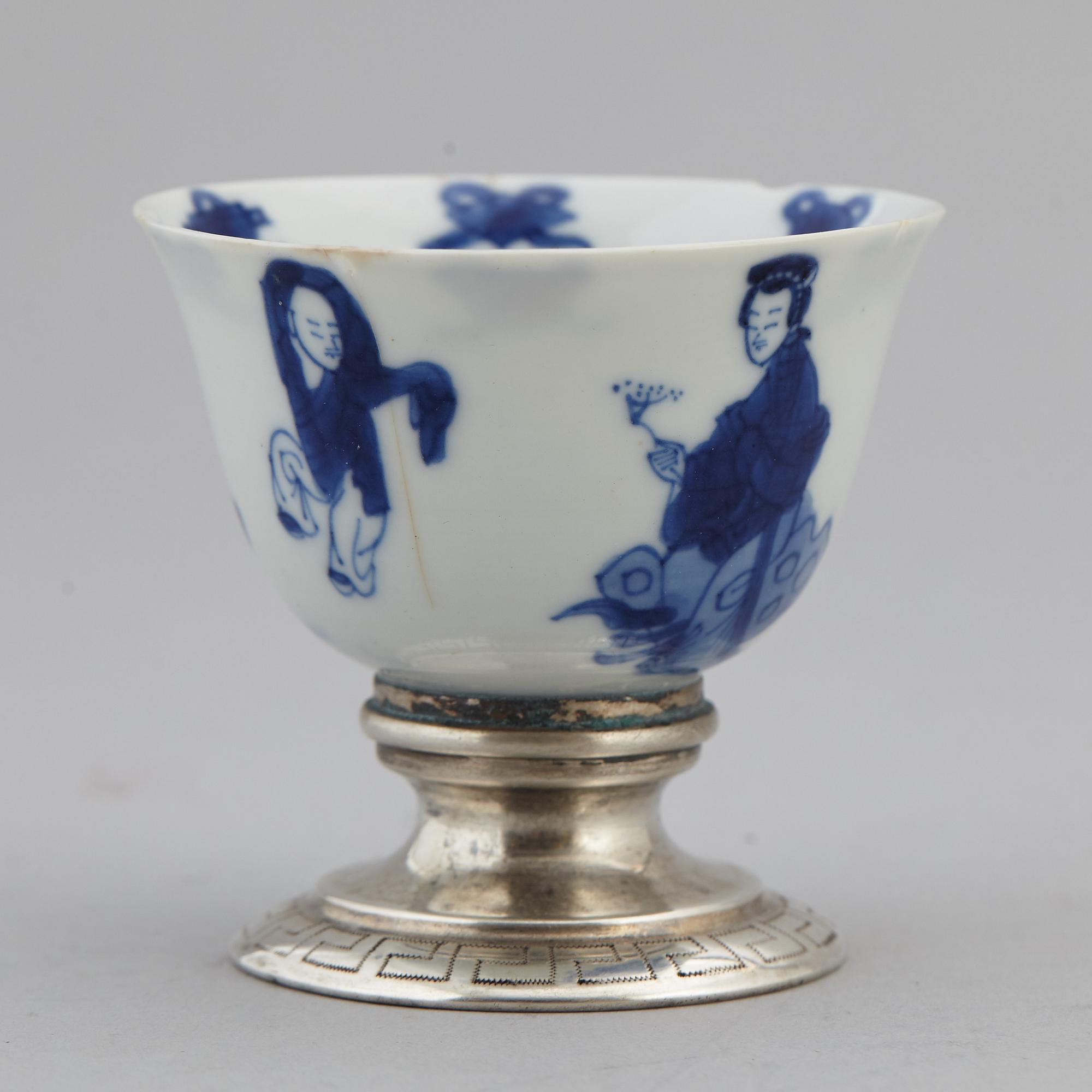 KOPP, porslin, med senare silversockel. Qingdynastin, Kangxi (1662-1722), samt Holland, 1844.