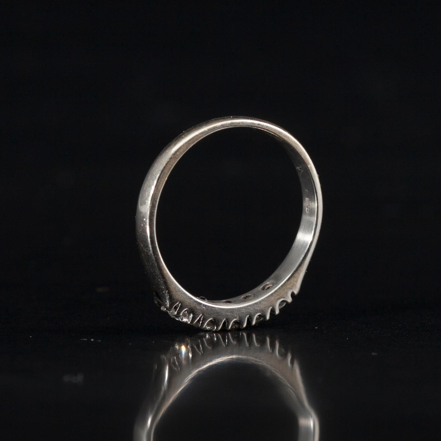 RING, 18K vitguld, 5 briljantslipade diamanter tot. 0,30 ct. Vikt 3,2 g.
