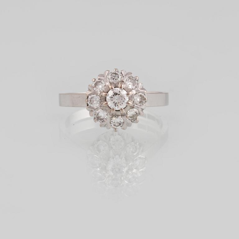 RING, 18K vitguld med briljantslipade diamanter, 0,70 ct, Jarl Sandin, Göteborg, 1981. Vikt.