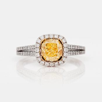 1235. RING med 1.22ct kuddslipad diamant fancy intence yellow/VVS1. GIA certifikat.