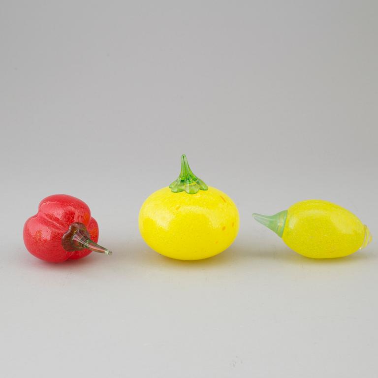 GUNNEL SAHLIN, five glass fruits from Kosta Boda Artist Collection.