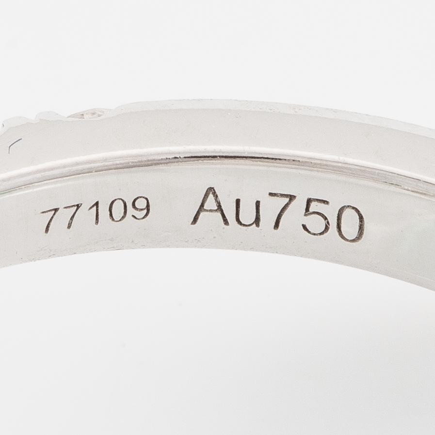 Ring in 18K white gold with an oval emerald and oval-cut and brilliant-cut diamonds.