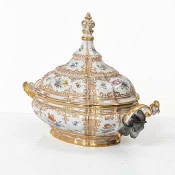 Bing & Grøndahl, a 'Rosenborg' tureen with lid, Denmark.
