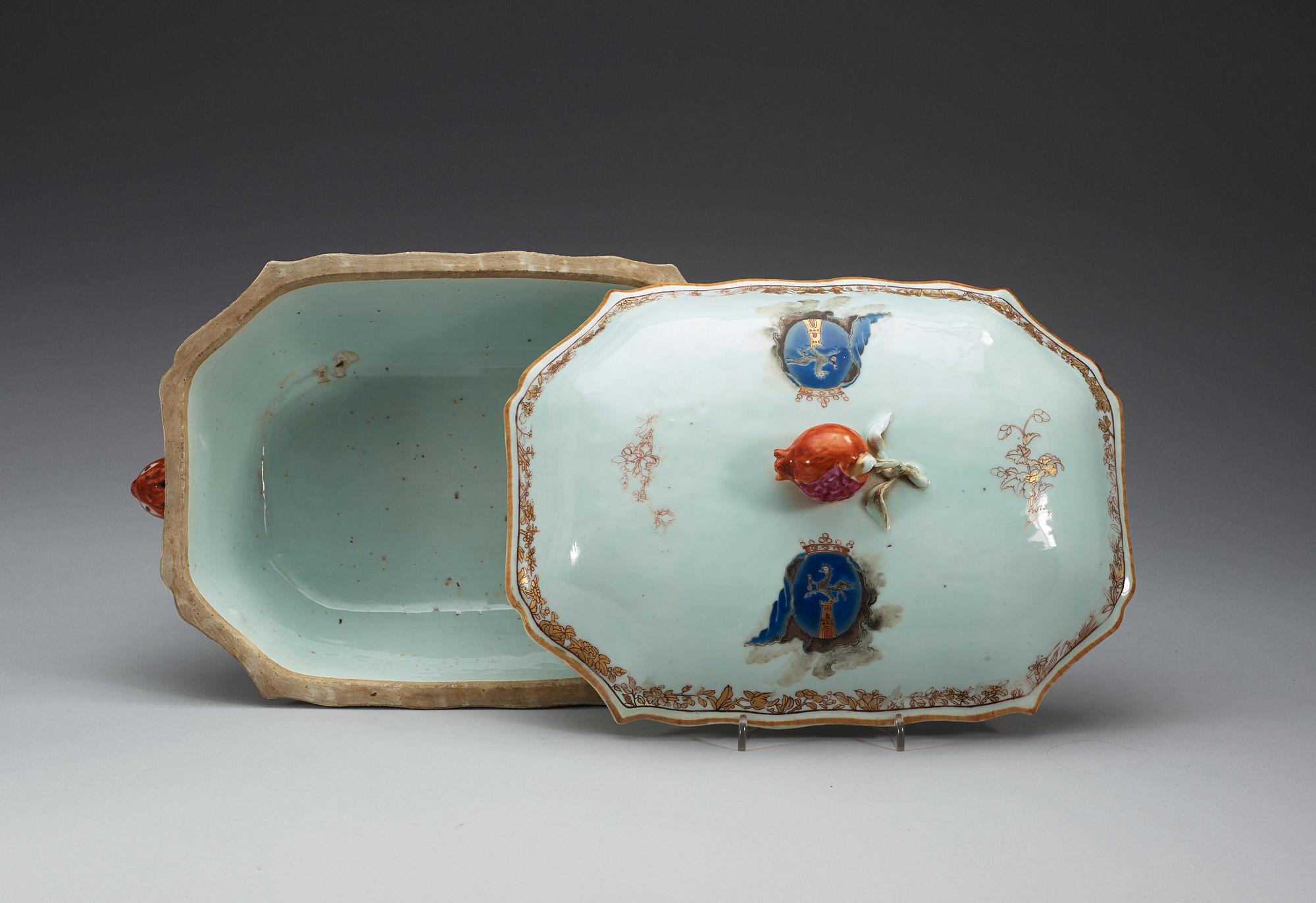 TERRIN med LOCK samt FAT, vapenporslin. Qing dynastin, Qianlong (1736-95).
