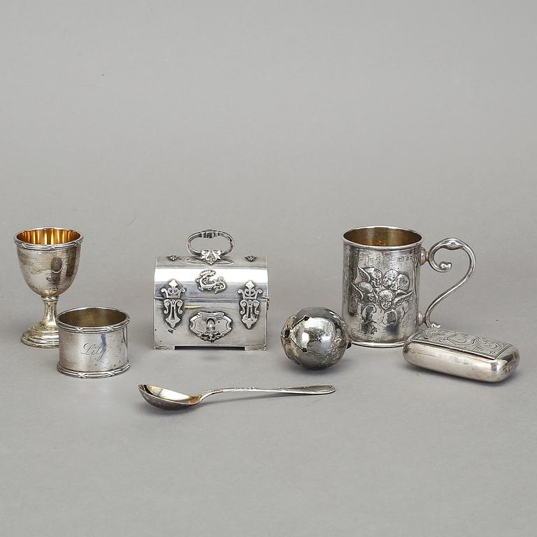 PARTI SILVERFÖREMÅL, 7 delar, samt NYSILVER, 1 del, olika nationaliteter, 1800-/1900-tal. Total silvervikt ca 189 gram.