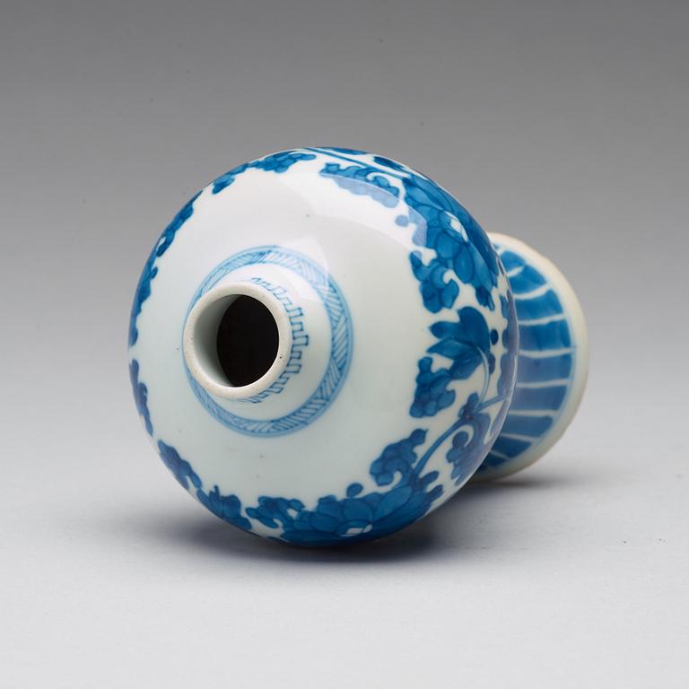 A blue and white vase, Qing dynasty, Kangxi (1662-1722).