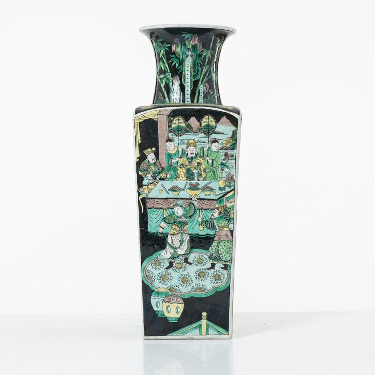 Vas, porslin. Sen Qingdynasti, omkring 1900.