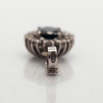 Hänge, carmosémodell, 18K vitguld med safir och diamanter.