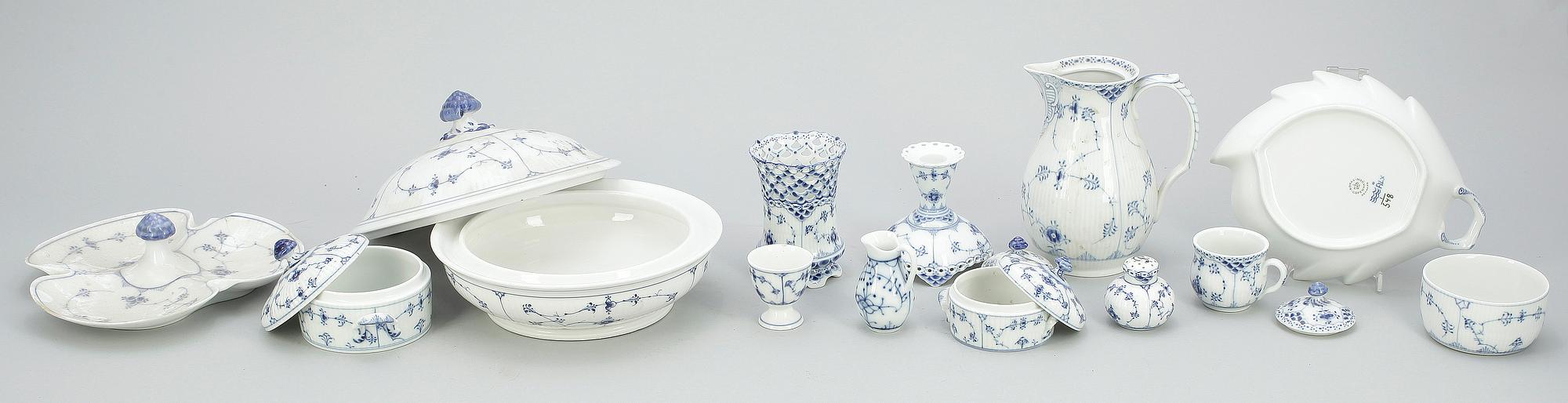 SERVISDELAR, 49 delar, porslin, "Musselmalet", Royal Copenhagen samt Bing & Gröndahl.