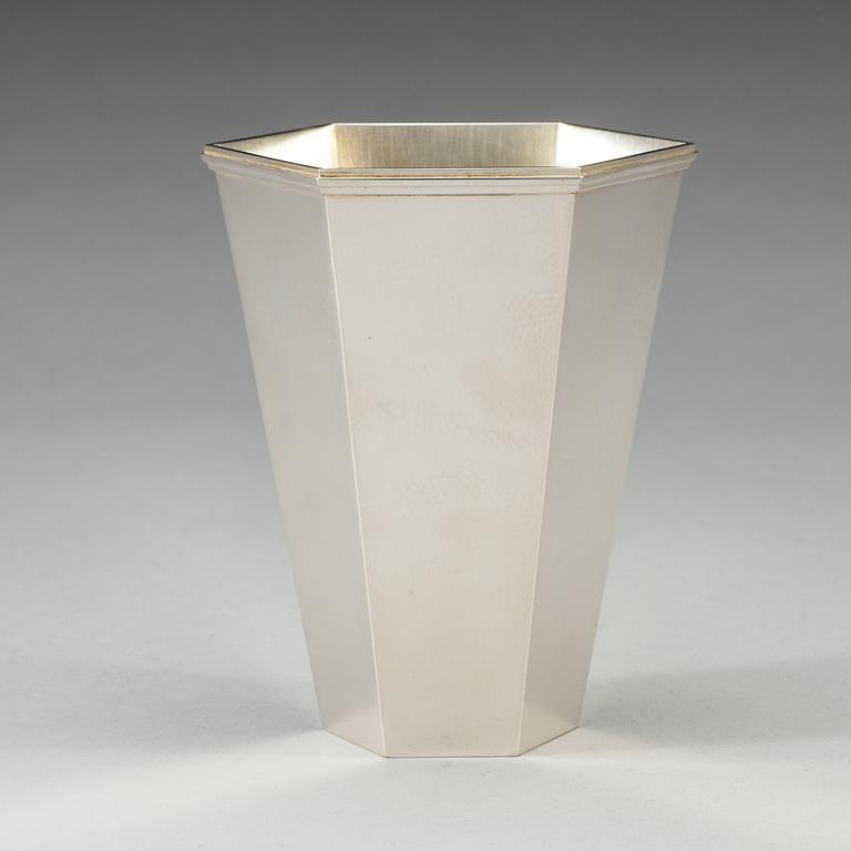 A Wiwen Nilsson sterling vase, Lund 1957.