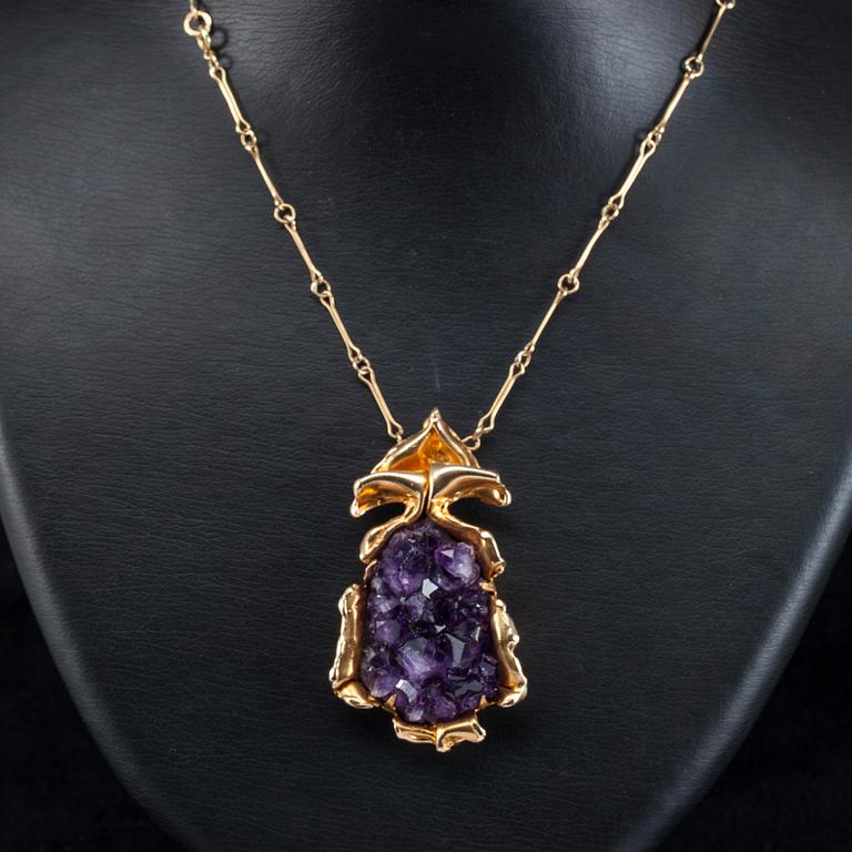 AMETISTHÄNGE och KED, 14K guld, ametistkristall, Reino Saastamoinen, Helsingfors 1971. Vikt 41 g.