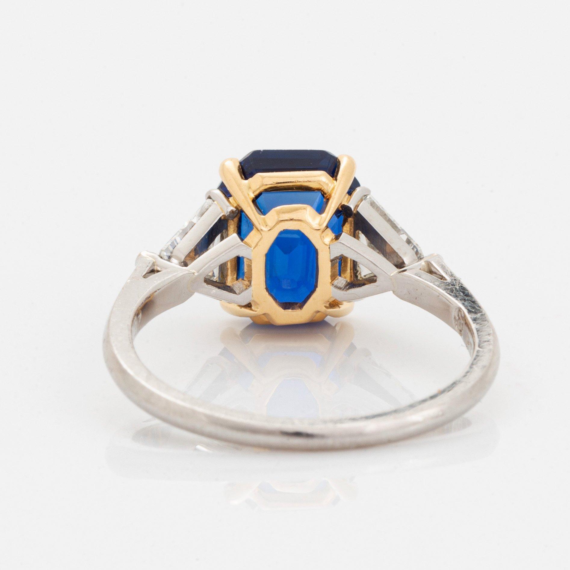 Ring platina och 18K guld med en fasettslipad safir vikt ca 3.40 ct.