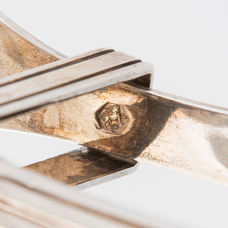 Serveringsbestick, 3 st, silver, Holland 1883-1975, och ostknappar, silver, Finland 1971.