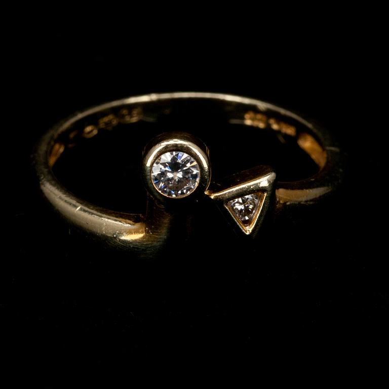 RING, guld 14K, 2 st. briljantslipade diamanter ca 0,10 ct. Finska kontrollstämplar 1991. Vikt 2,5 g.