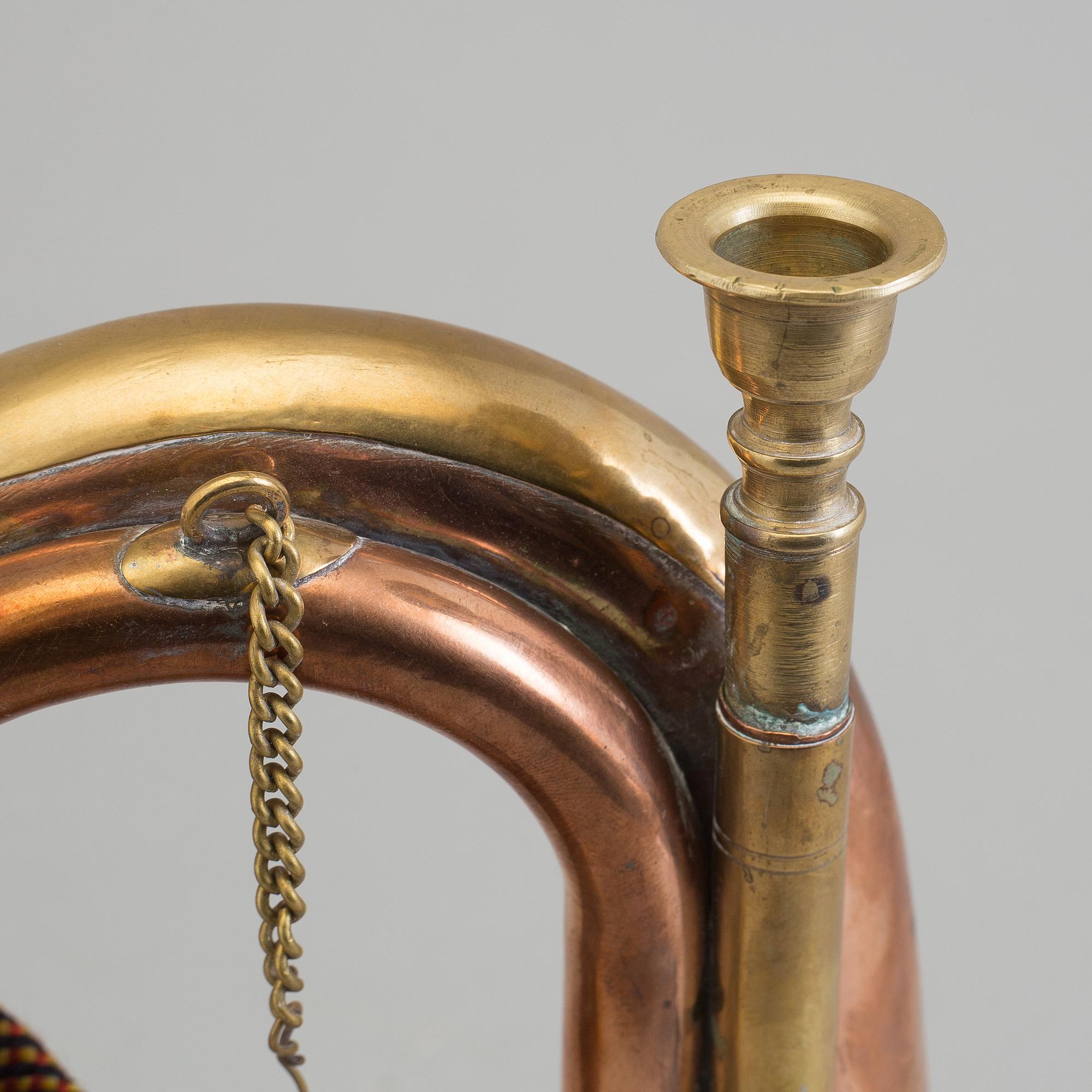 A first half of the 20th century copper and brass Royal Artillery Bugle from Egnland. Bukowskis