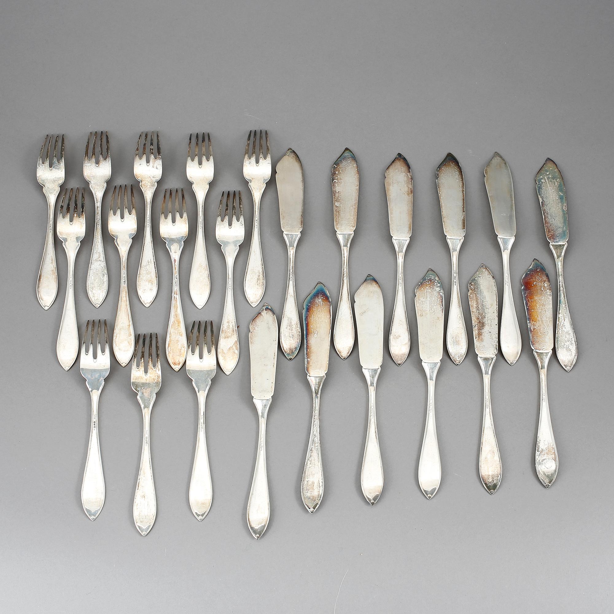 FISKBESTICK, 12+12 delar, silver. Svensk spetsig modell, Herman Bergmans konstgjuteri, främst 1917. Total vikt ca 1000 g.