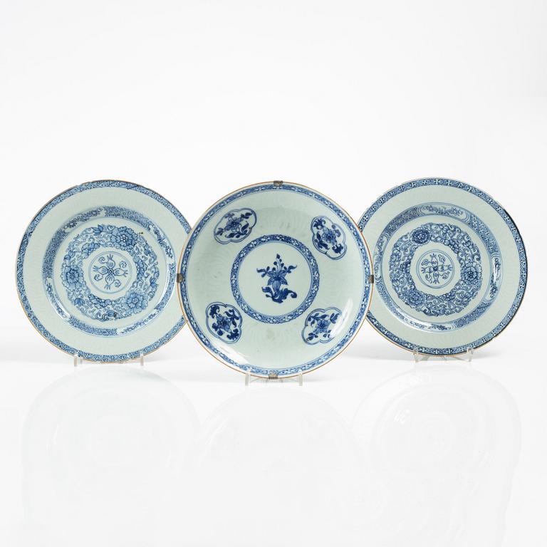 Skålfat samt ett par tallrikar, porslin, Kina, Qingdynastin, Yongzheng (1723-35).