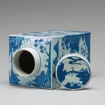 A large blue and white tea canister with cover, Qing dynasty, 19th Century.