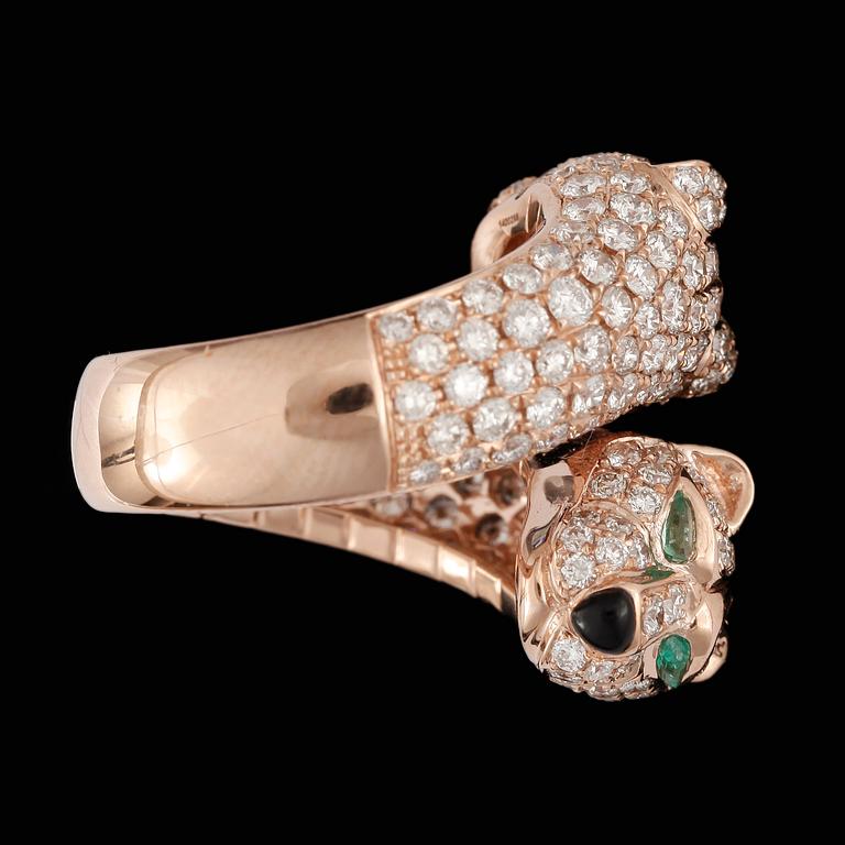 RING, 18k roseguld med briljantslipade diamanter tot ca3,62ct samt 4 små smaragder. Vikt ca13g.