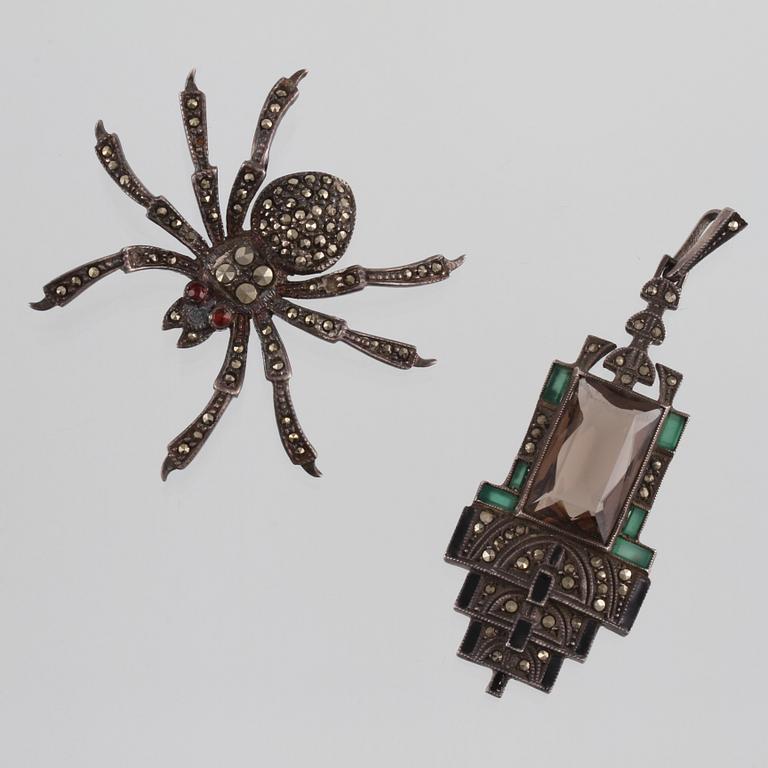 BROSCH och HÄNGE, silver med onyx, markasiter samt fasettslipat glas, delvis importstämplat. Vikt 19,1 gram.