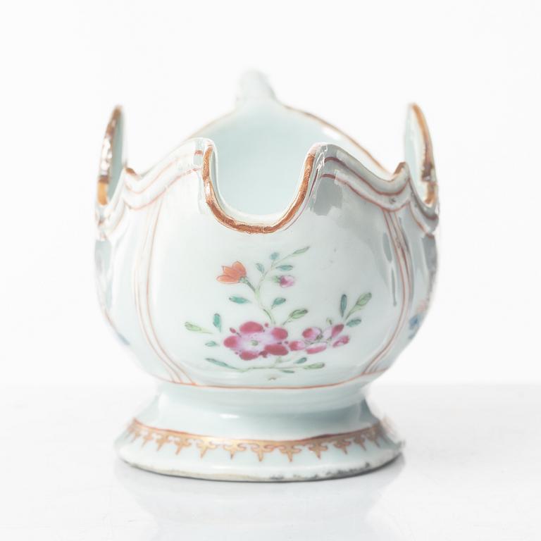 A Chinese famille rose porcelain sauce boat, Qing dynasty, Qianlong (1736-95).