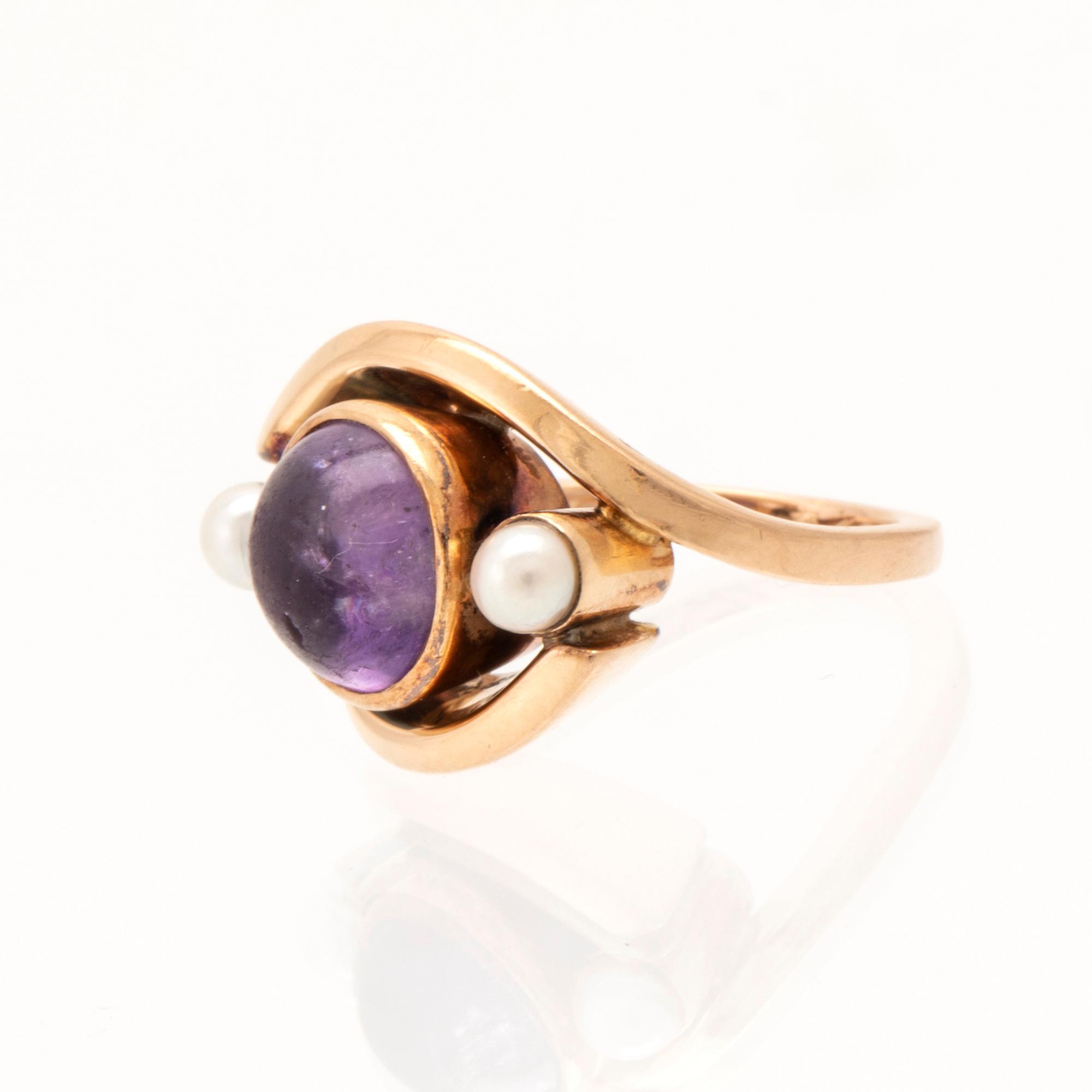 Elon Arenhill, ring in 18K gold with a cabochon-cut amethyst and cultured pearls.
