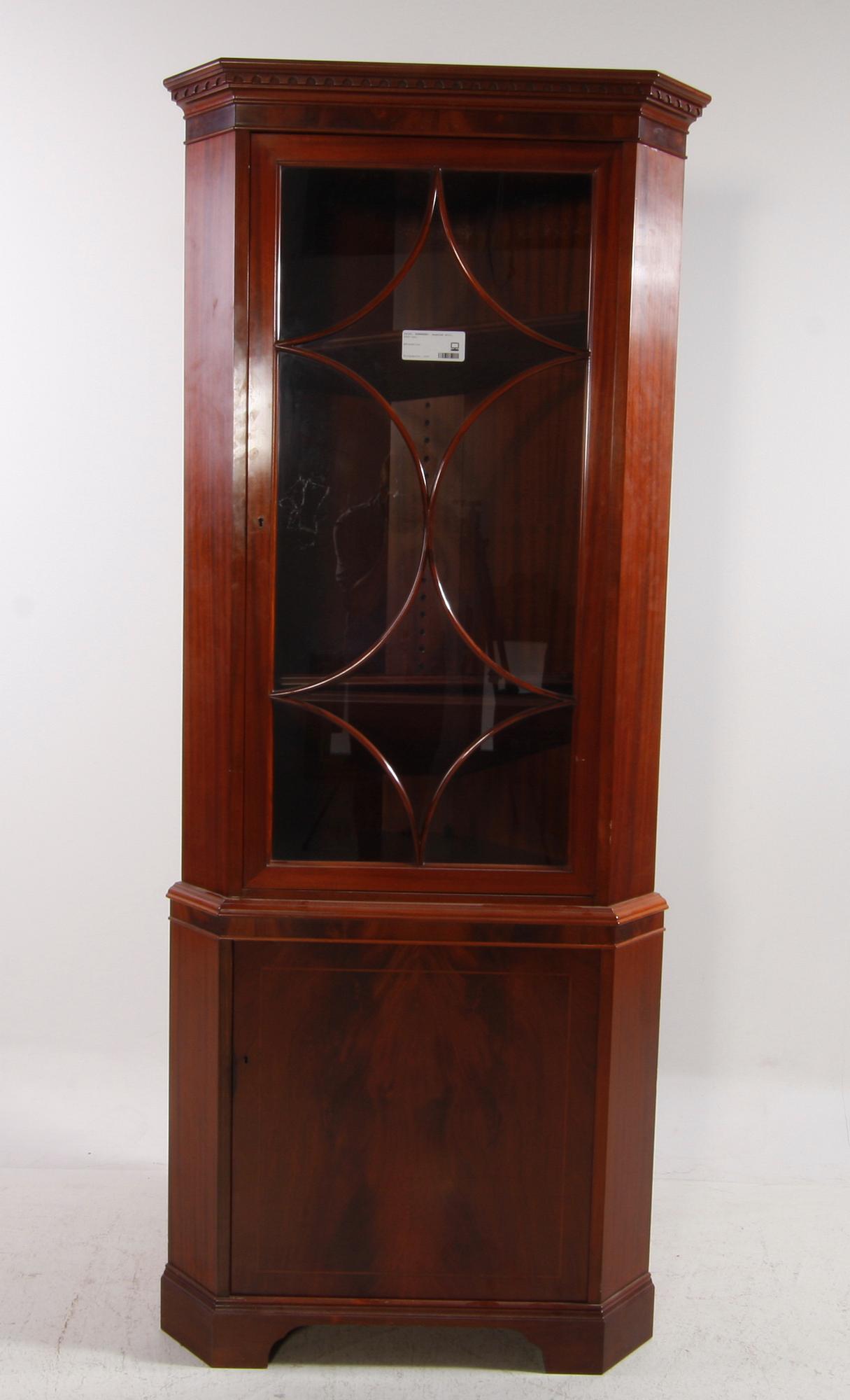 HÖRNSKÅP. Engelsk stil. 1900-tal.