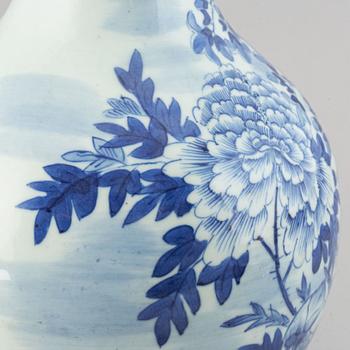 A blue and white tianqiu ping vase, late Qing dynasty.
