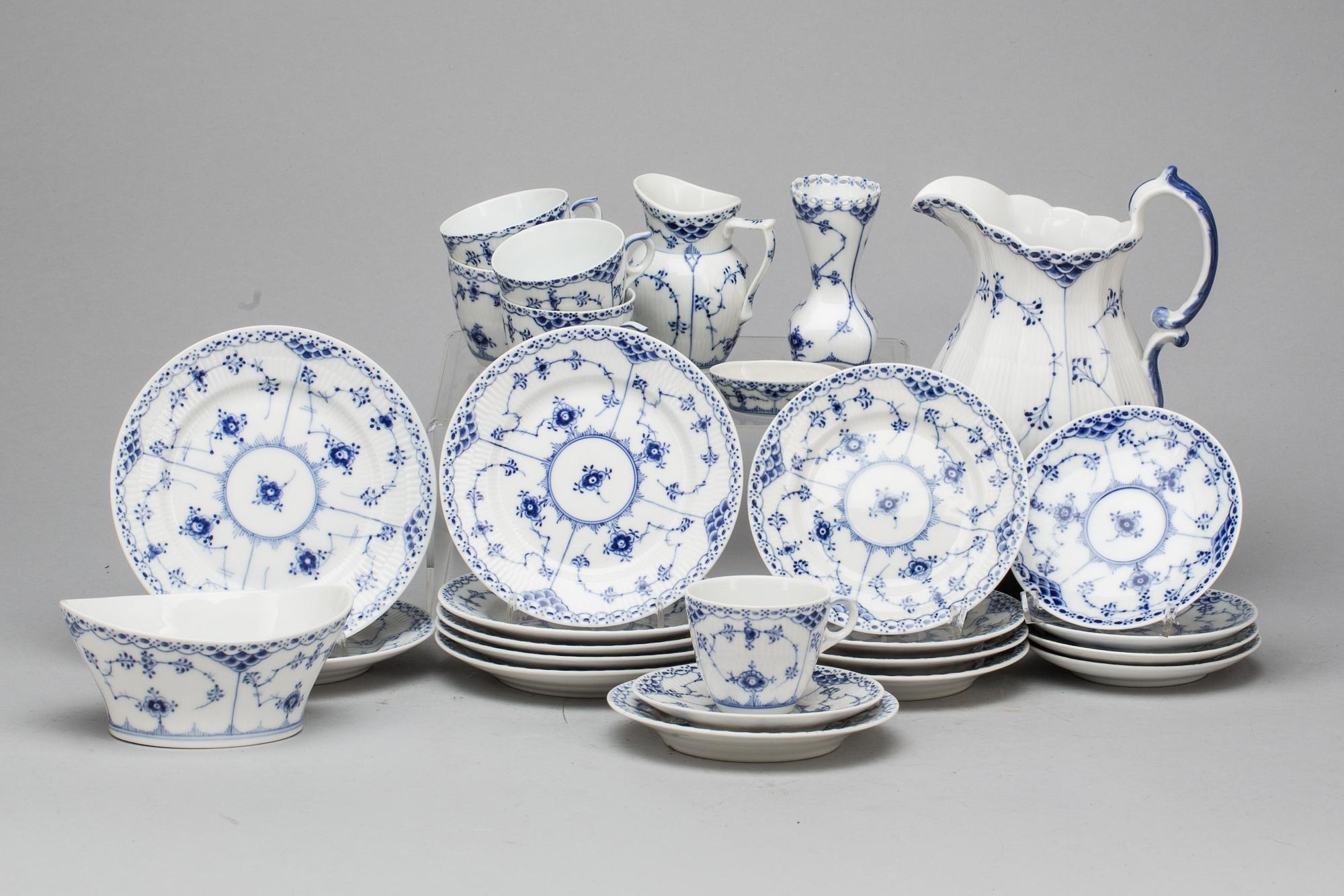 SERVISDELAR, 32 delar, porslin, "Musselmalet", Royal Copenhagen.