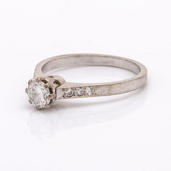 Elon  Arenhill ring 18k vitguld med 1 briljant ca 0,43 ct och diamanter 8/8 ca 0,05 ct, Malmö 1962.