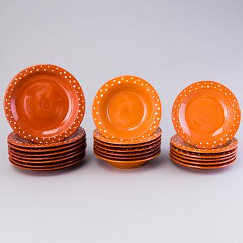 MARITA LYBECK, servisdelar, 28 st, keramik + bok "Marita Lybeck 1906-1990".