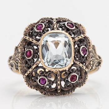 RING, 14K och 18K guld, silver, akvamarong, rubiner och glasstenar.