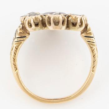 Ring 18K guld med en fasettslipad granat och rosenslipade diamanter.