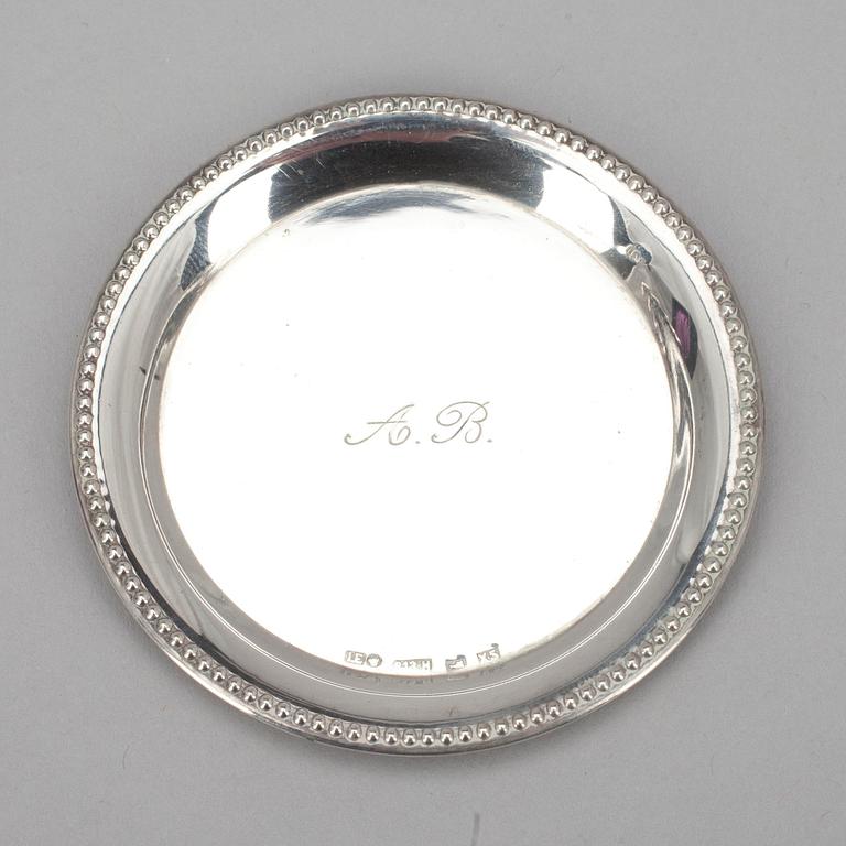GLASUNDERLÄGG, 12 st, silver. Import J. Erling Helsingfors 1927. Vikt 108 g.