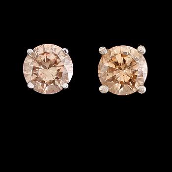 ÖRHÄNGEN, 1 par, 14 k vitguld, solitära briljantslipade diamanter tot ca 0.90 ct.