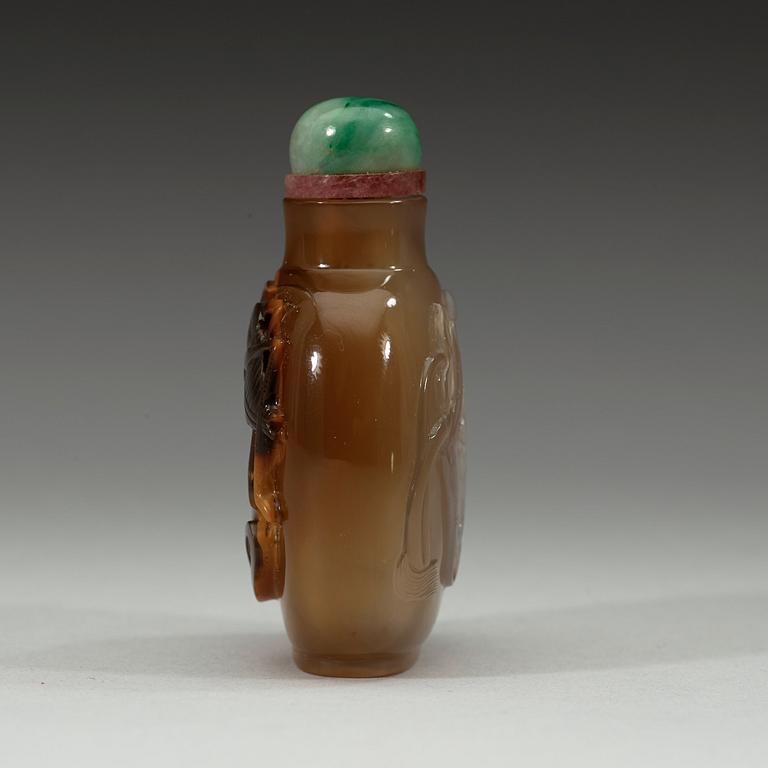 A carved chalcedony snuff bottle, Qing dynasty, 19th century.