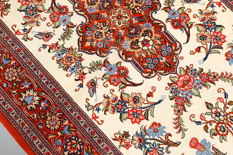 A Ghom rug, ca 155 x 105 cm.