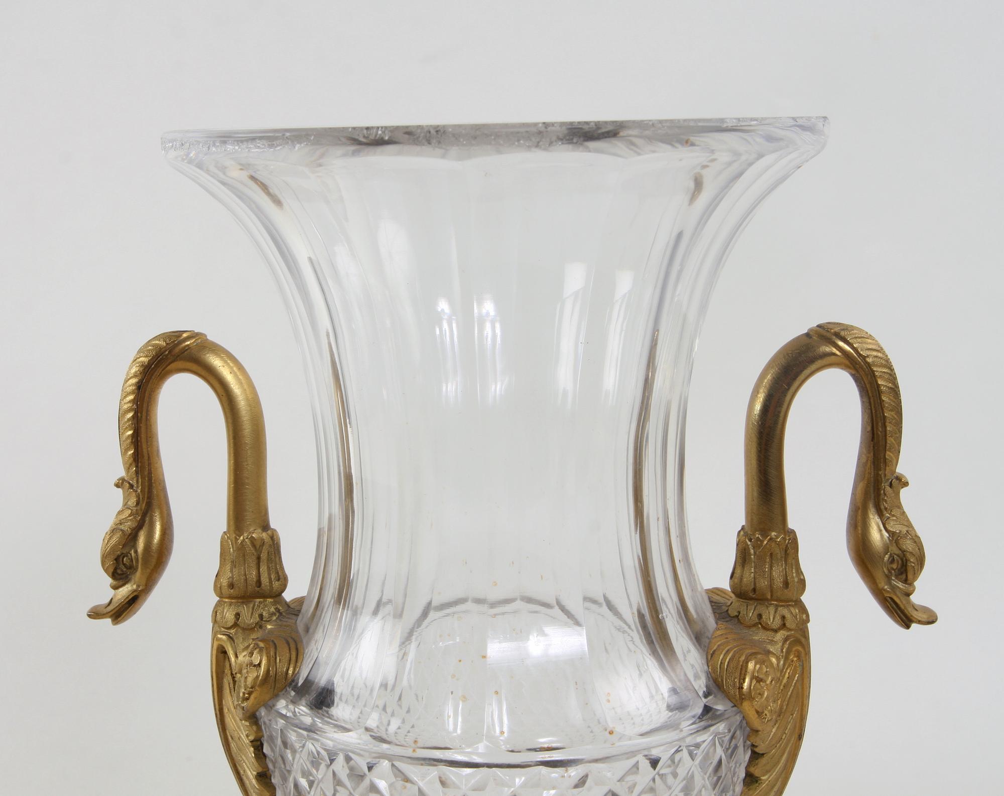 VAS PÅ FOT, glas och mässing, empire, 1800-talets första hälft.