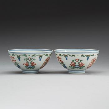 A pair of wucai bowls, Republic (1912-49) with Yongzhengs six character mark.