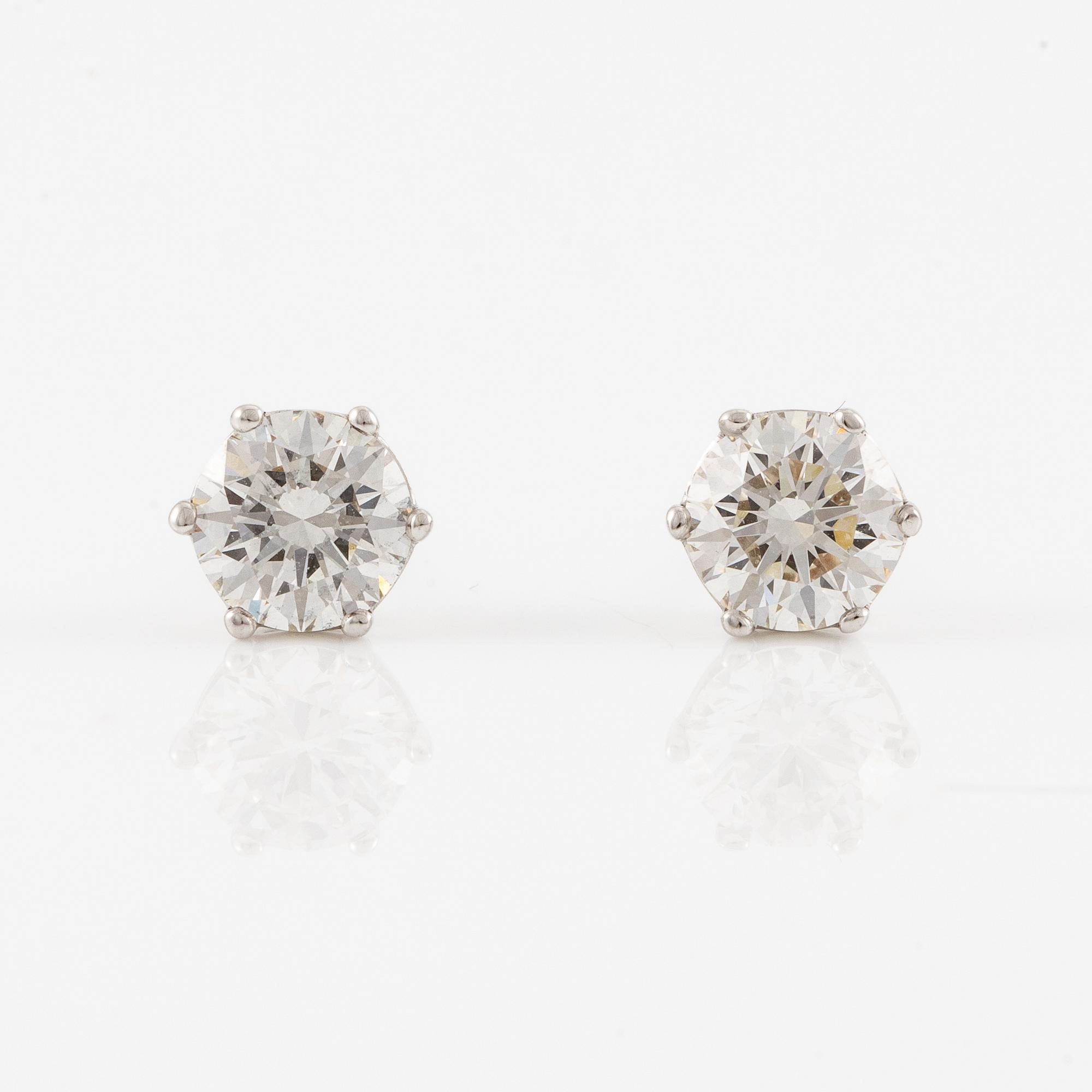 Earrings, 18K white gold set with brilliant-cut diamonds, total 1.02 ct. Accompanied by GIA dossier.