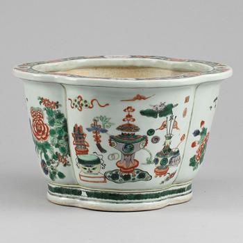 A famille verte flower pot, Qing dynasty (1644-1912).