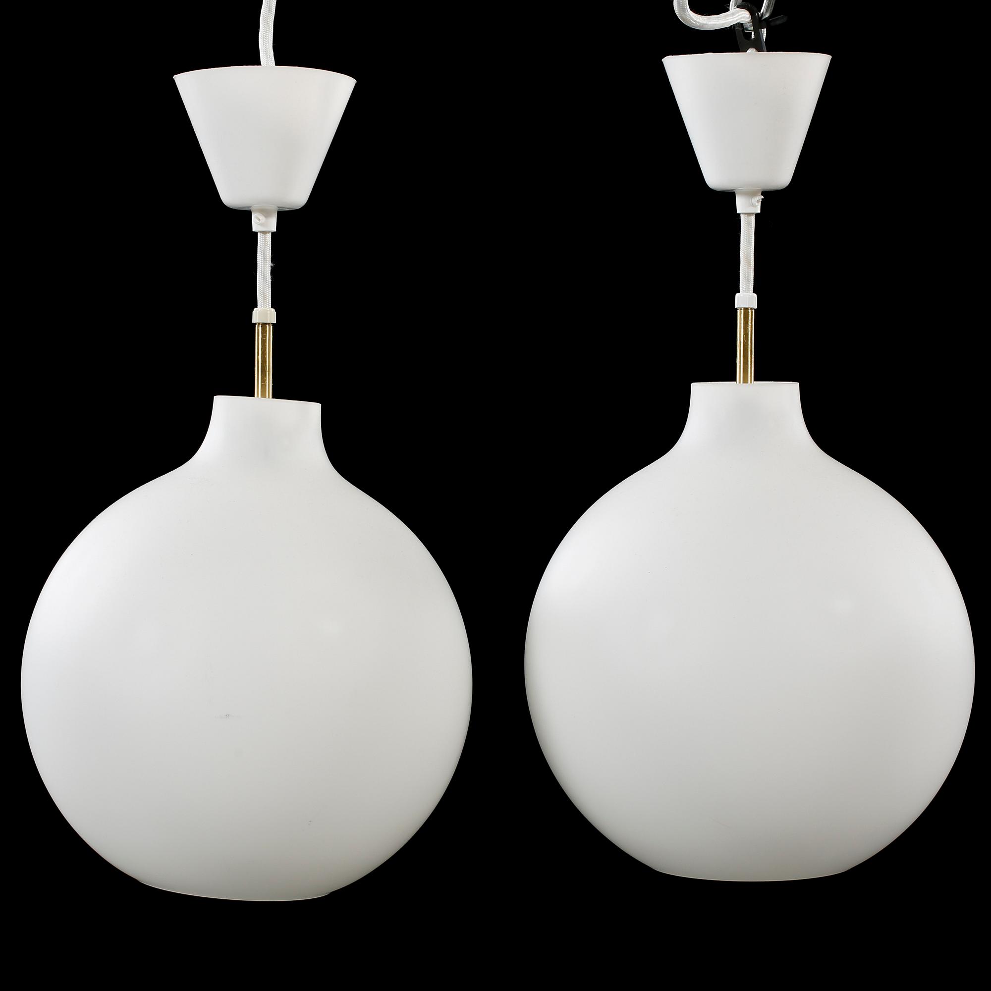 TAKLAMPOR, ett par, "Satellit", Wilhelm Wohlert för Louis Poulsen, 1900-talets andra hälft, höjd 32 cm.