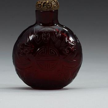 A large red sculptured peking glass snuff bottle with stopper, presumably around 1900.