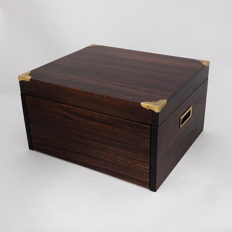 Aterinsarja, 100 osaa, hopeaa, "Chippendale", Auran Kultaseppä, Turku 1982. Aterinlaatikossa.