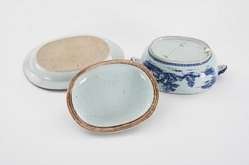 TERRIN SAMT STEKFAT, porslin, Kina,  Qianlong, (1736-95).