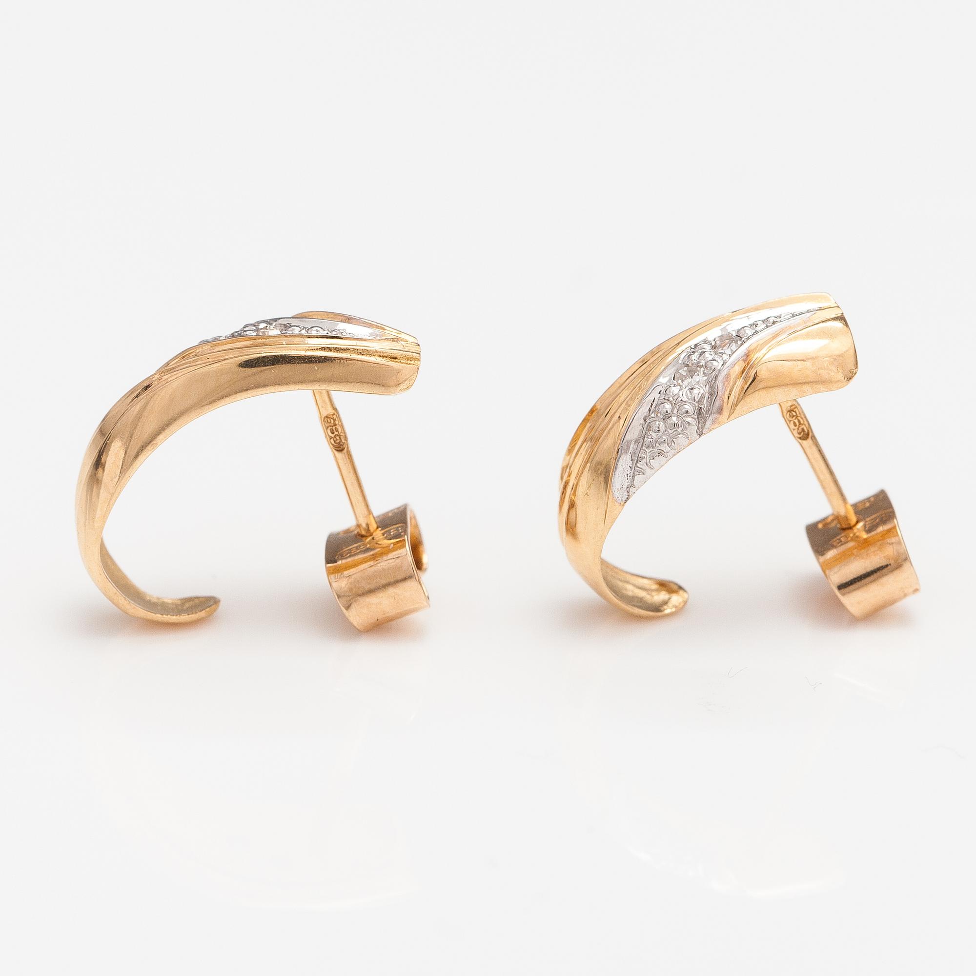 A pair of 14K ogld earrings with diaomnds ca. 0.036 ct in total. Finland 1992.