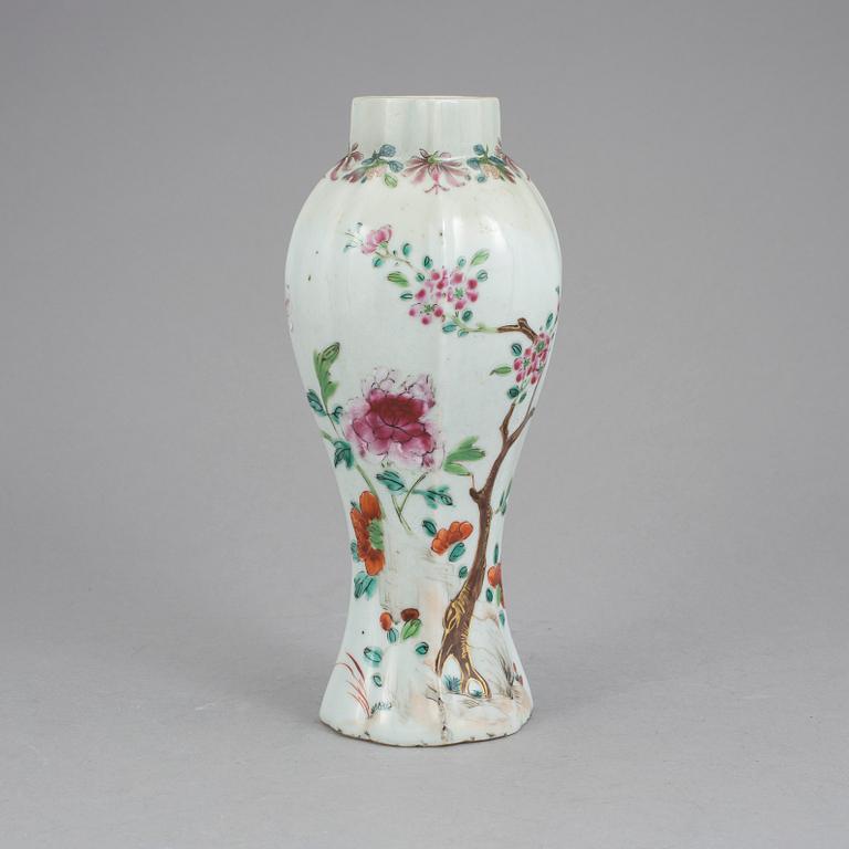 VAS, porslin. Kina, Qingdynastin, Qianlong, (1736-95).