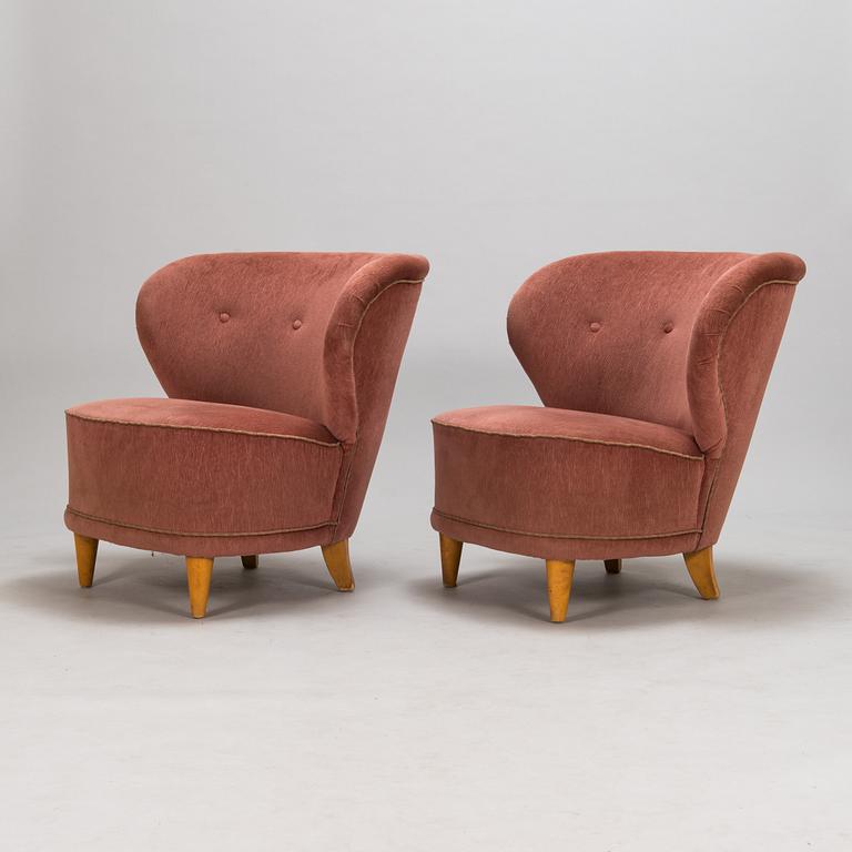 A pair of 1950s armchairs.