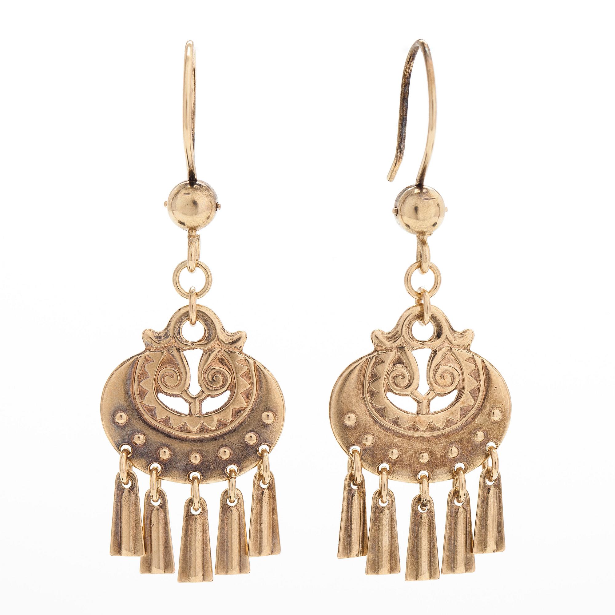 Germund Paaer, A pair of 14K gold earrings "Moon goddess". Kalevala Koru, Helsinki 2000.