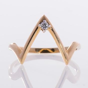 SORMUS, 18K kultaa, pieni briljanttihiottu timantti. Paino 2,1 g.